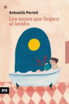 Nenes que llegien al lavabo